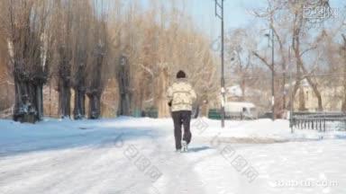 老年人冬季慢跑